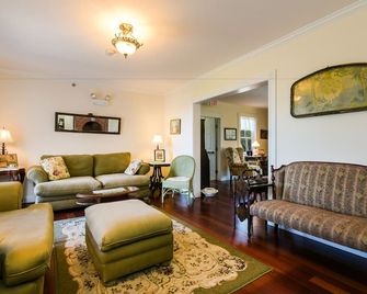Payne's Harbor View Inn - Block Island - Living room
