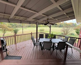 Homeaway Haven Charming 3-Bedroom Farmhouse Out in The Country for 8 Guests - Warsaw - Balkon