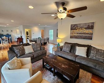 Ocean View Home-Easy walk to beach/shops/food-Pet Friendly-Just Off Ocean Ridge - Atlantic Beach - Wohnzimmer