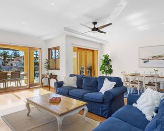 Venice On The Beach Family Waterfront Escape - Wannanup - Pokój dzienny