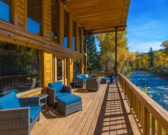 Intown Hidden Gem Overlooking the South Fork River/20 minutes to Wolf Creek - South Fork - Balkon