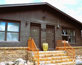 Unwind quietly and save on affordability by opting for the entire apartment - Grand Forks - Building