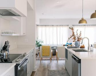 Brand New! Modern Townhome, Heart Of Downtown - Lynchburg - Kitchen