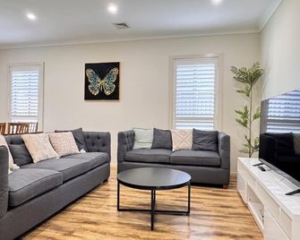 Blue Haven Retreat - Jordan Springs - Kingswood - Olohuone