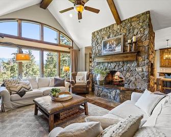 Large Hayden Lake Home - Georgeous Lake Views with a Boat Dock! - Hayden - Living room