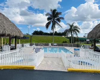 Belmont Inn & Suites - Florida City - Zwembad