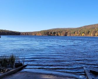 Authentic Log Cabin Getaway w/Private Hot Tub - Berkeley Springs - Strand
