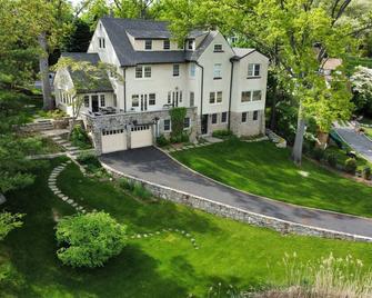 Luxury Home with amazing Water Views - Perfect for an intimate family gathering - Mamaroneck - Building