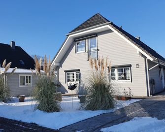 Schöne Ferienwohnung in Ruhiger Wohnsiedlung mit Unverbautem Feldblick - Wankendorf - Edificio