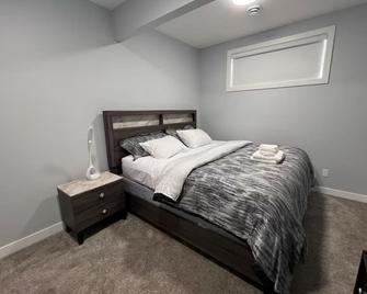 Modern, well furnished 1 bedroom home with free street parking - Spruce Grove - Habitación