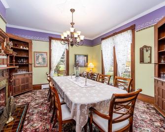 Victorian Mansion! Minutes from Canandaigua Lake! - Canandaigua - Dining room