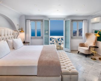 Athina Luxury Suites - Fira