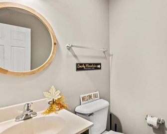 Comfortable Stay Private Hot tub W Arcade - Sevierville