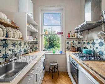 Pass the Keys Exquisite Flat - Ten minutes to Central London - London - Kitchen
