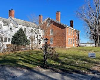 Quaint New England Inn at Crotched Mountain! - Francestown - Edificio