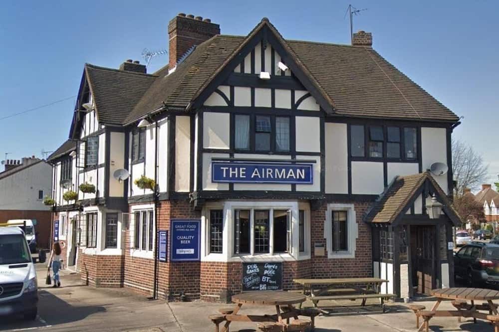 The Airman - Feltham - בניין