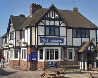 The Airman - Feltham - בניין