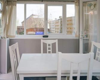 Very Peaceful Semi Detached Home Stoke on Trent - Cheadle - Dining room