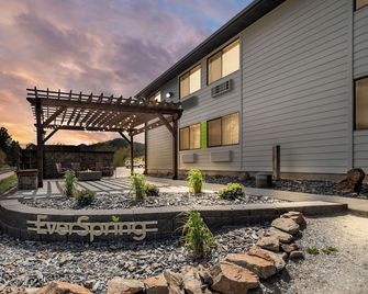 Everspring Inn & Suites - Hill City