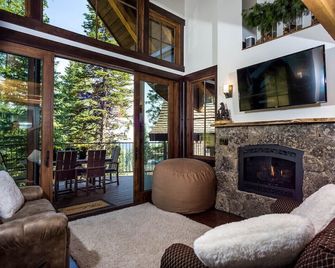 Available New Year's Week- Slopeside With Private Treetop Hot Tub-2 Bdm/2 Bath Luxury Ski-in/Ski-Out - Whitefish - Salon
