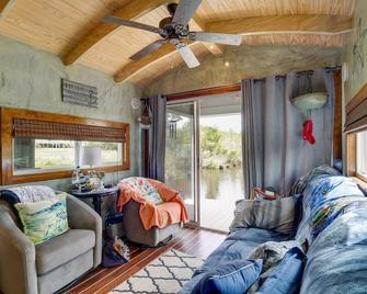 Bay St Louis Houseboat 6 Mi to Old Town and Beach! - Bay Saint Louis - Wohnzimmer
