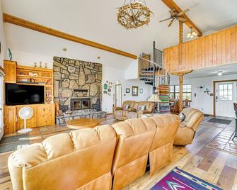 New Mexico Cabin Hideaway with Eagle Nest Lake Views - Eagle Nest - Sala de estar