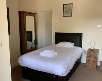 Comfort Single Ensuite at The Lawns Guest House - Retford - Спальня