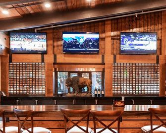 Welcome To The Ranch! Spacious Luxury Family Suite 202 - River Ranch - Bar