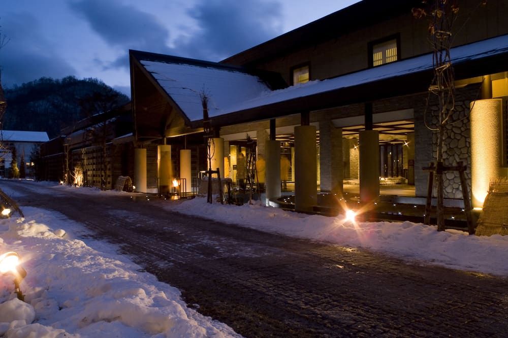 ليك شيكوتسو تسوروجا ريزورت سبا