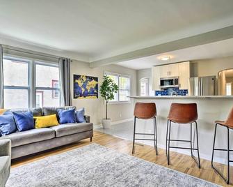 Cozy Home WiFi, Parking, 5 Mi to Dtwn Mpls! - Mineápolis - Sala de estar