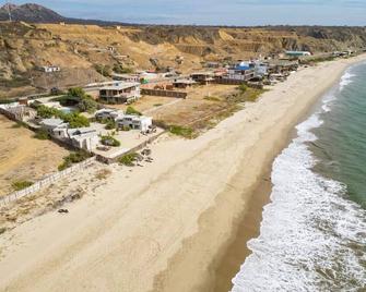 Bungalow on the beach in front of the warm and calm sea of Canoas de Punta Sal. - Canoas - Strand