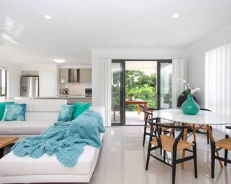 Beach Breeze Holiday House - Mackay - Living room