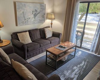 'Couples & Family Getaway,' 1st Floor, King & Queen Beds, Pool, 42' Hdtv's, Wifi - Hilton Head Island - Pokój dzienny