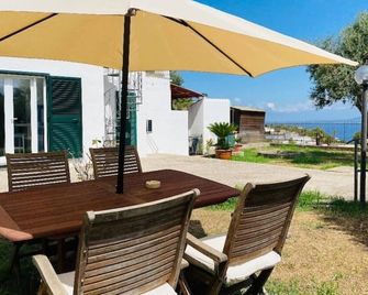 Grazioso Monolocale Nella Villa Nolelu - Ischia - Patio