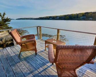 Seabreeze Cove Waterfront Cottage - Spruce Head - Balcón