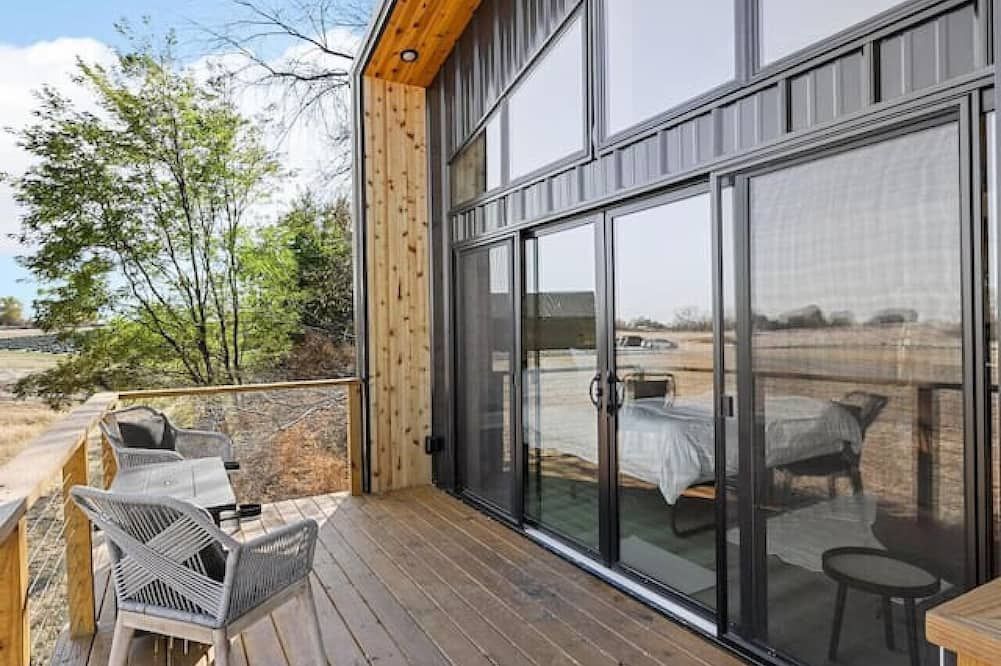 Creekside Treehouse & Lavender Farm