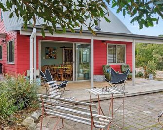 'Little Secret' Charming Clifton Beach Sanctuary - Clifton Beach - Patio