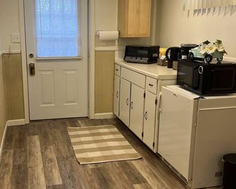 Hello Travelers!This Studio is available and taking reservations through October - Smithfield - Keuken