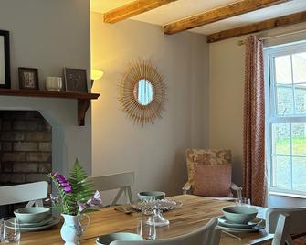 Stylish secluded cottage with beautiful views - Fivemiletown - Dining room