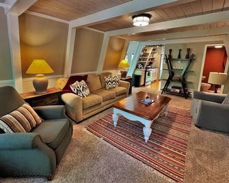 Beautiful Cabin in the Woods, 3 Miles to Ski, Private Hot Tub, Pet Friendly - Durango - Living room