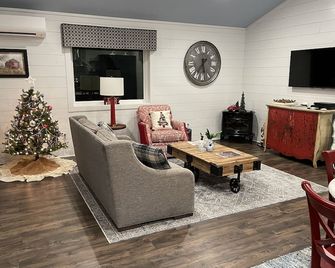 Cute cabin in our private woods, close to a bike trail, winery, and lakes - Traverse City - Living room