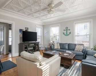Arlies Digs One Block To Willard Beach - South Portland - Living room