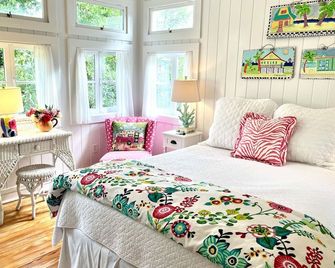 Historic + Renovated Cottage Voted 'Most Quaint on Tybee' by Tybee Cottages - Tybee Island - Bedroom