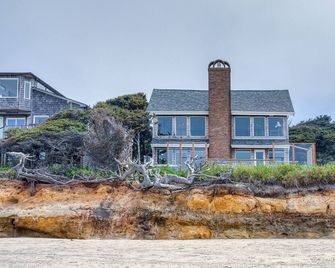 Ocean Front Home on Sandy Beach! Tidal Destination - Yachats