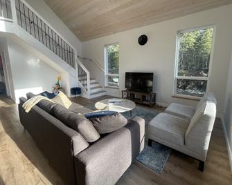 Brand new custom built cabin! 5 minutes from Kaslo town centre and public beach. - Kaslo - Living room