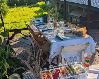 5 Acre Secluded Tiny House Village Swimpond! 5 Mins From Downtown Detroit - Detroit - Patio