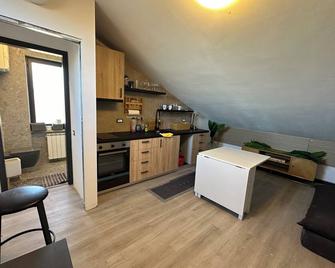 Cozy penthouse in Barolo area. Renovated 2024.New kitchen, bathroom, sofa / bed - Murazzano - Cocina