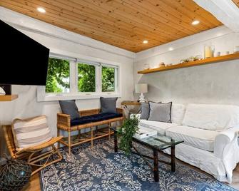Sunrise Beach Retreat - Stinson Beach - Living room