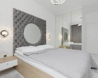 Warsaw Sarmacka Apartment with Gym, Sauna and Parking by Noclegi Renters - ורשה - חדר שינה