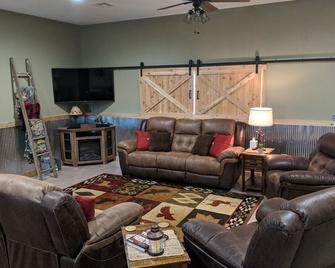 Quiet country getaway located within 10 minutes from town - Pratt - Вітальня